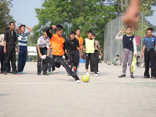 Salah Satu Cara Mengisi Kekosongan Santri Putra Dengan Exstrakulikuler Futsal dan Sepak Bola