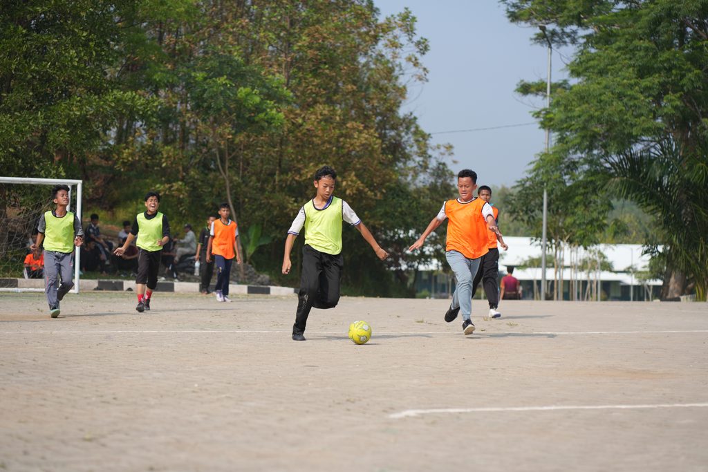 Salah Satu Cara Mengisi Kekosongan Santri Putra Dengan Exstrakulikuler Futsal dan Sepak Bola