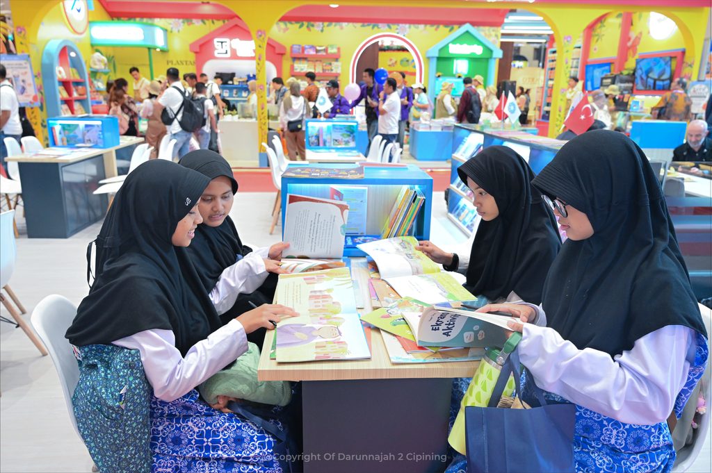 Dari Pesantren ke Senayan, 285 Santriwati Menjelajah Ribuan Buku Dunia