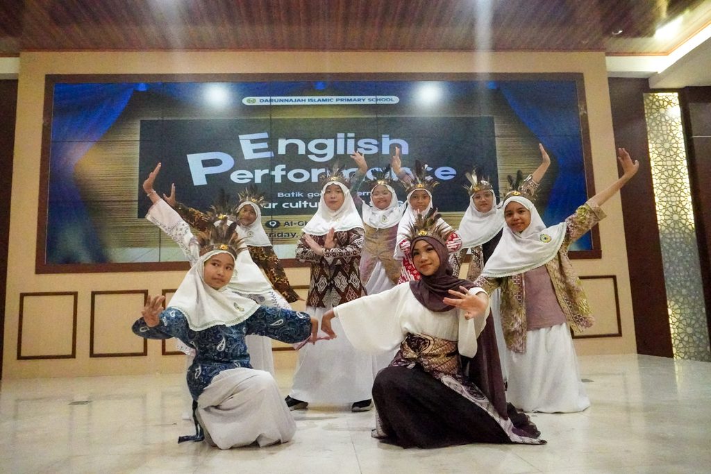 Angkat Tema "Batik Goes to Modern", SD Islam Darunnajah Gelar English Performance 2026