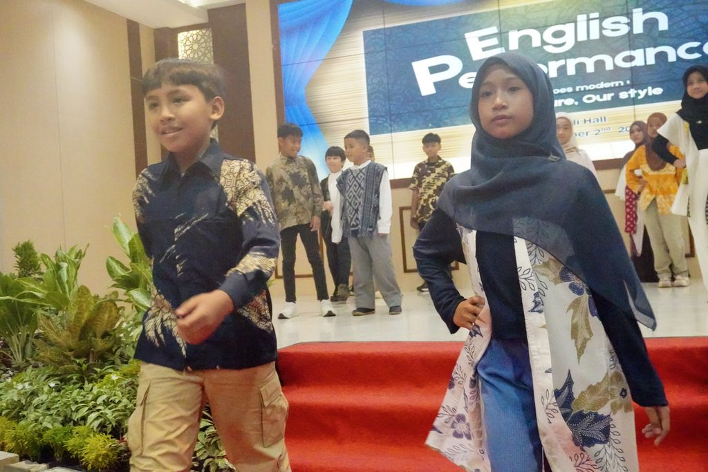 Angkat Tema "Batik Goes to Modern", SD Islam Darunnajah Gelar English Performance 2026
