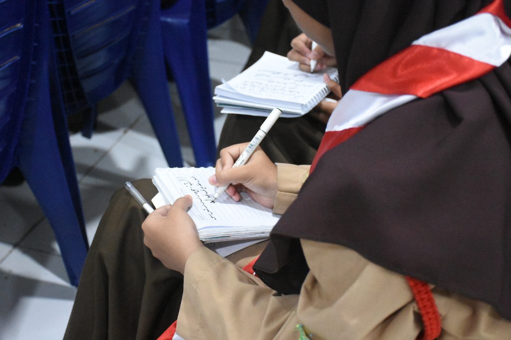 Kaligrafi Arab, Seni Indah yang Mengasah Kesabaran Santriwati
