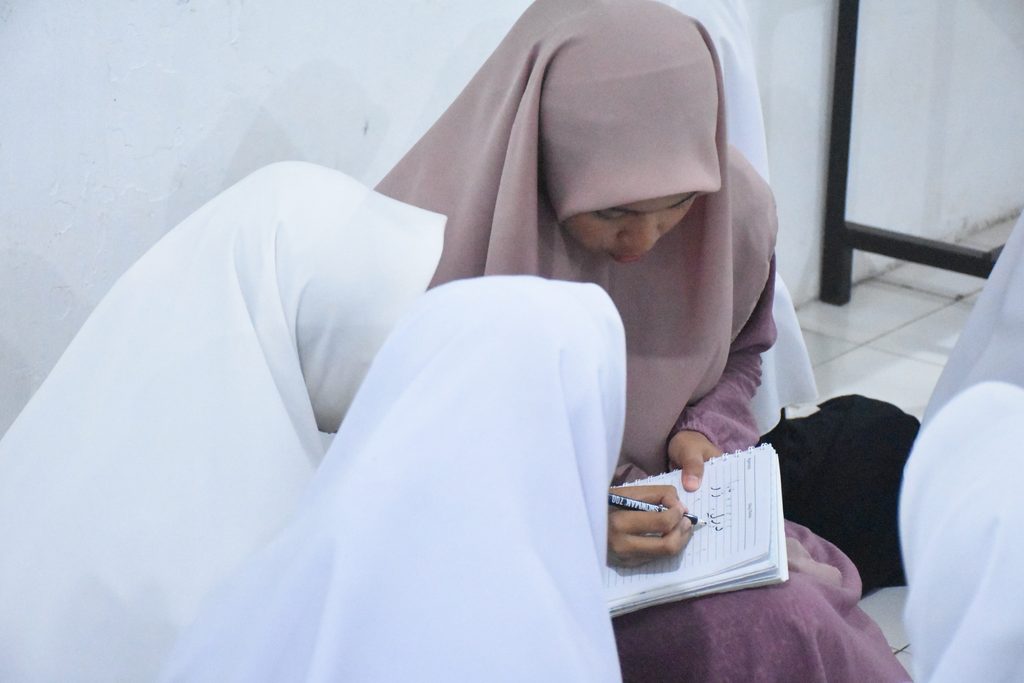 Kaligrafi Arab, Seni Indah yang Mengasah Kesabaran Santriwati