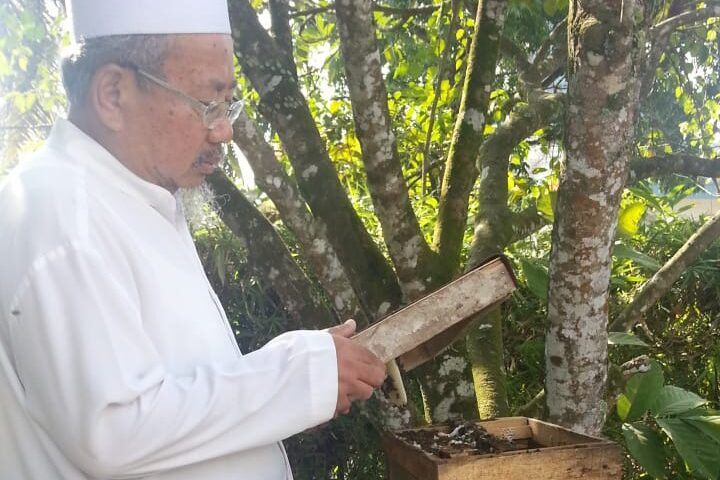 Ilmu Bumi dari Cipining, Mengenang K.H. Jamhari Abdul Jalal
