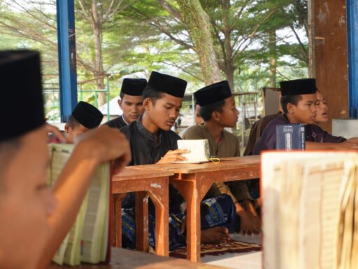 Mengenal Kehidupan Santri: Rutinitas Harian di Pondok Pesantren dari Subuh Hingga Malam
