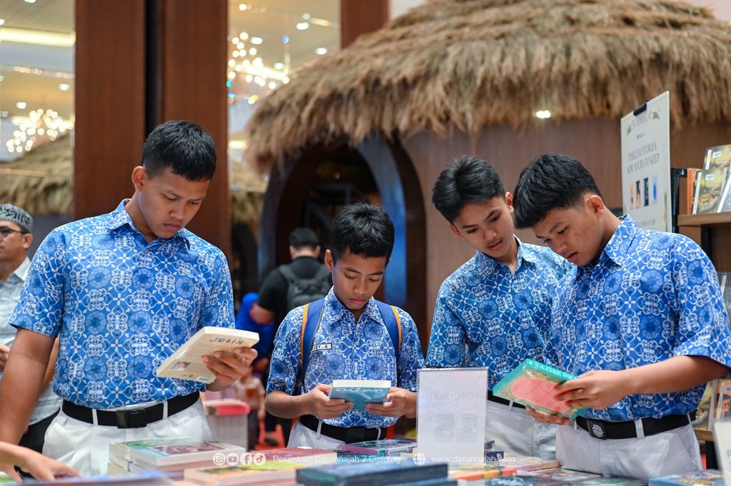 148 Santri Menyusuri Rak Buku demi Memahami Makna Literasi