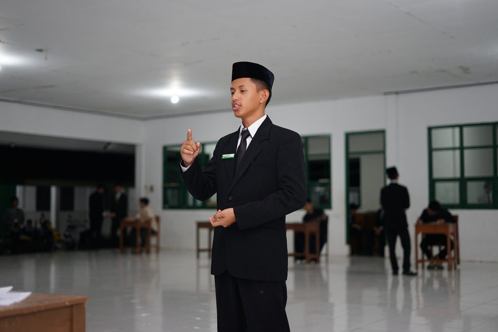 Public Speaking ala Santri: Melatih Keberanian Lewat Muhadharah