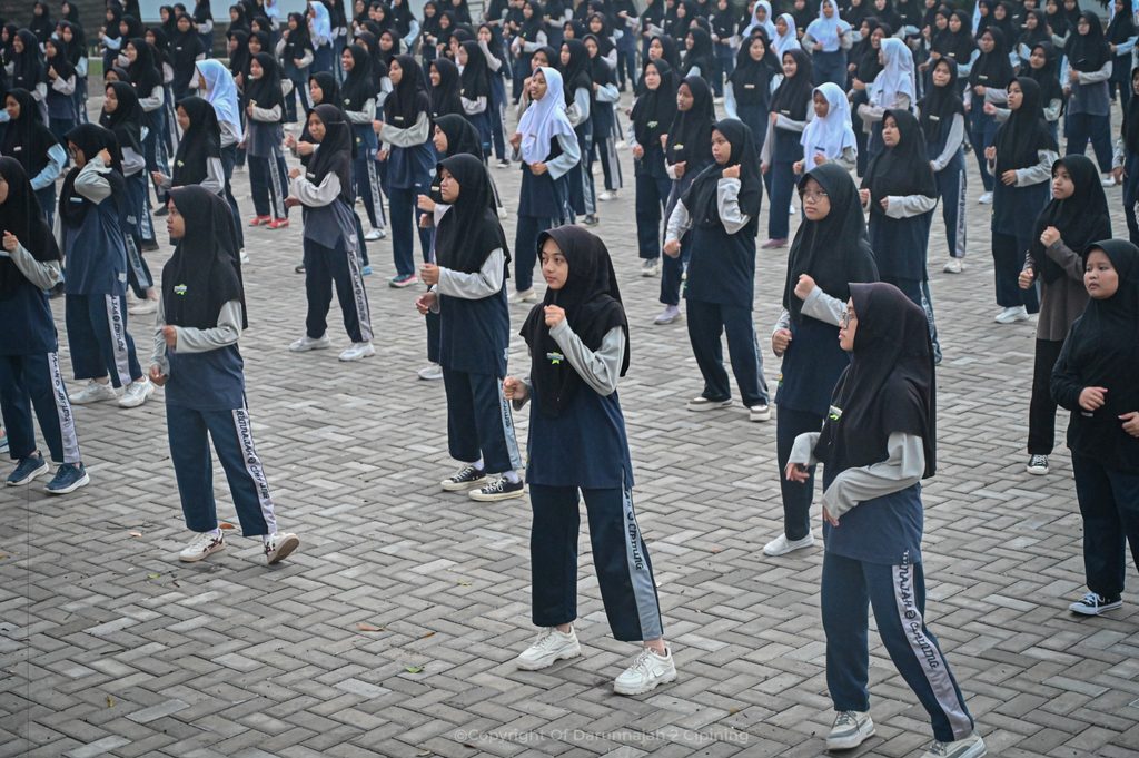 Senam Pagi, Cara Santriwati Menjaga Tubuh dan Menguatkan Hafalan