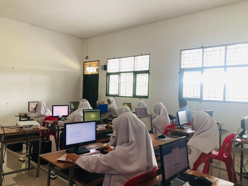 Gladi TKA di Lab Iskandariyah, Santriwati Kelas 6 Latihan Menenangkan Hati Sebelum Ujian