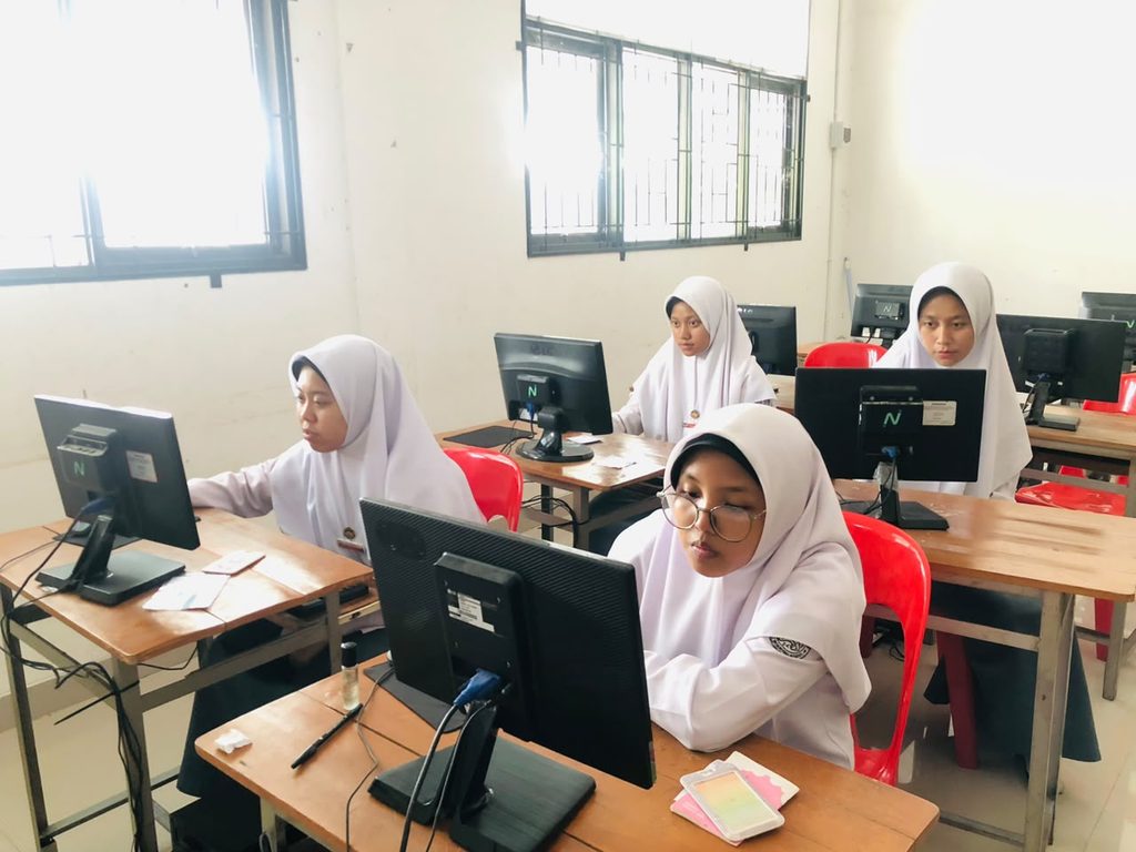 Gladi TKA di Lab Iskandariyah, Santriwati Kelas 6 Latihan Menenangkan Hati Sebelum Ujian