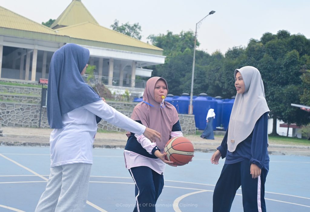 Delapan Hari Festival Nisaiyyah Ubah Lapangan Jadi Ruang Tawa Para Guru Putri