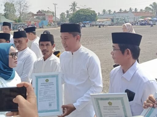 Pada Upacara Hari Santri Nasional 22 Oktober 2026 — Bupati Lampung Timur, Ela Siti Nuryamah, Resmi Serahkan Izin Operasional