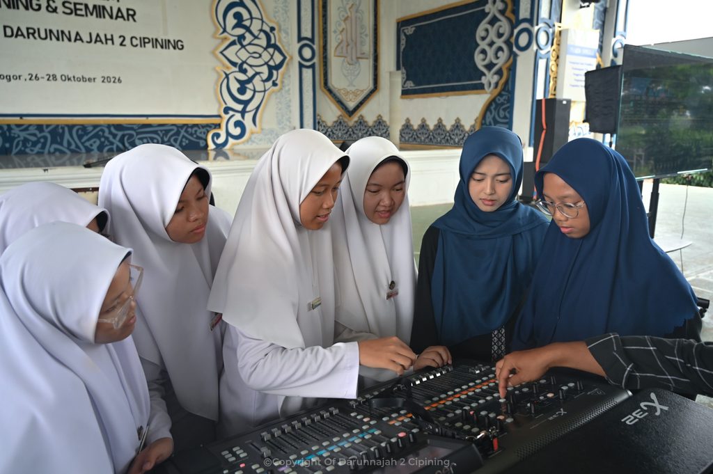 Para Santri Belajar Mengatur Suara, Mengubah Panggung Pesantren Jadi Lebih Mandiri